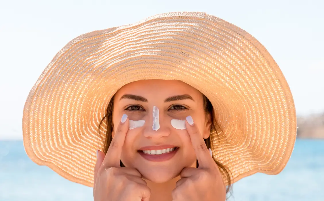 همه چیز درباره ضد آفتاب بی رنگ | مزایا و نکات مهم